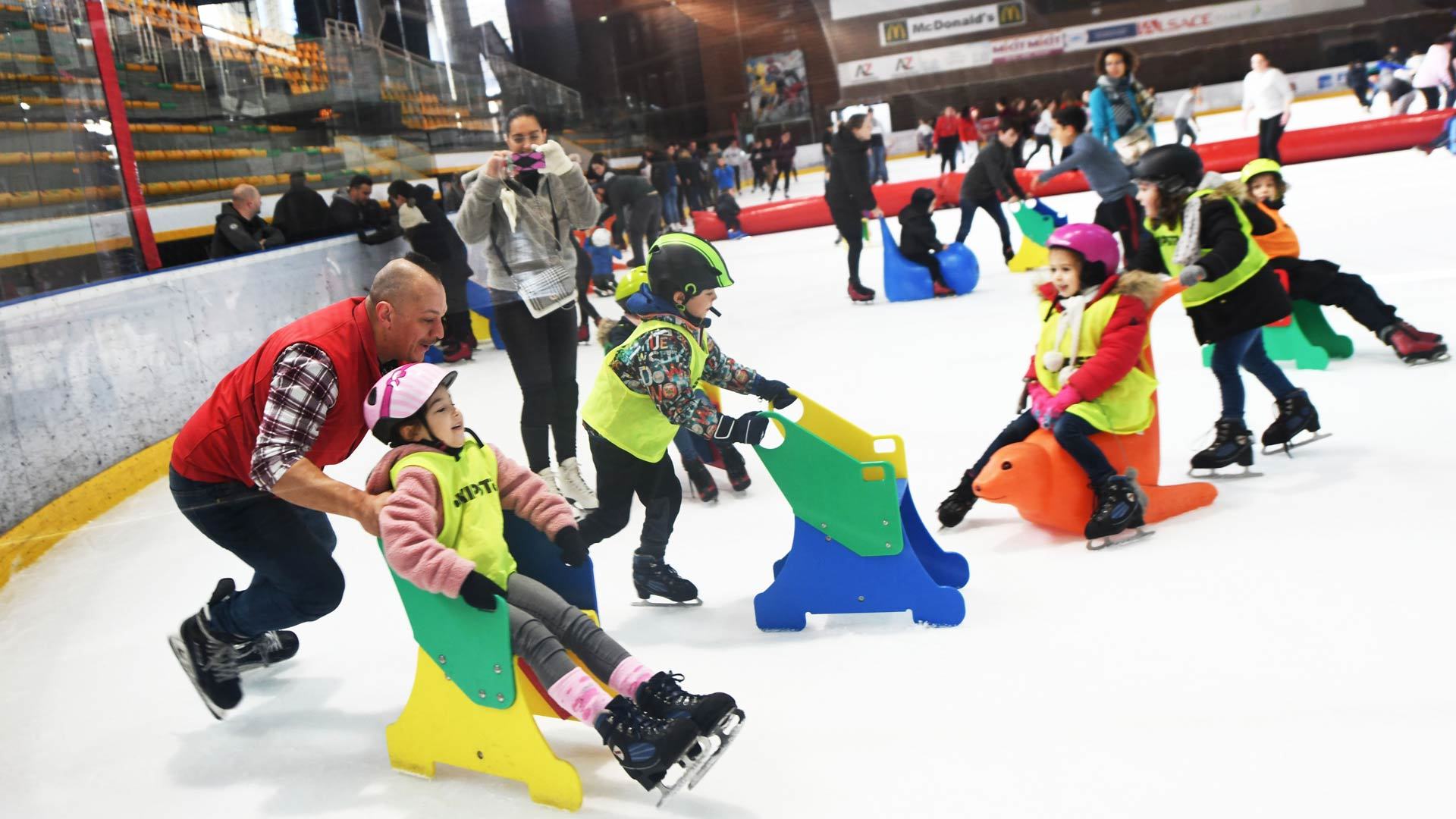 Des enfants font du karting sur glace à la Patinoire Olympique de Mulhouse