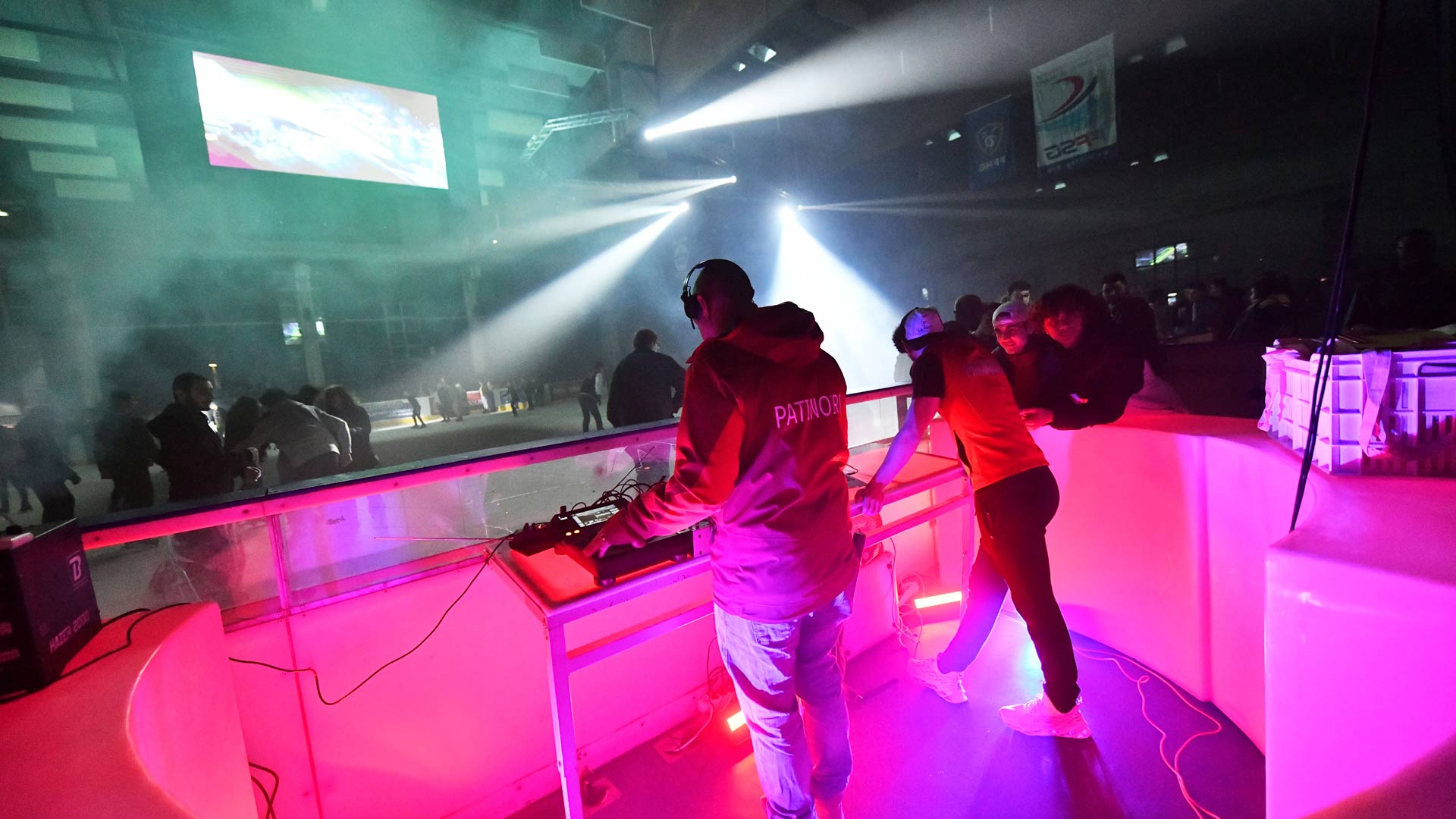 Des DJs animent une soirée musicale à la Patinoire Olympique de Mulhouse