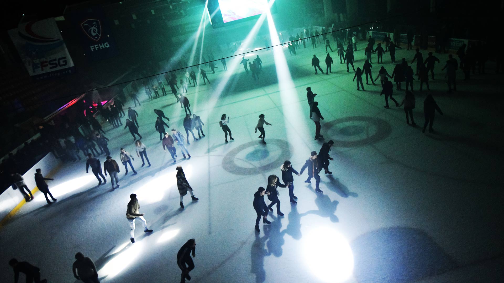 Des lumières mettent une ambiance de soirée à la Patinoire Olympique de Mulhouse