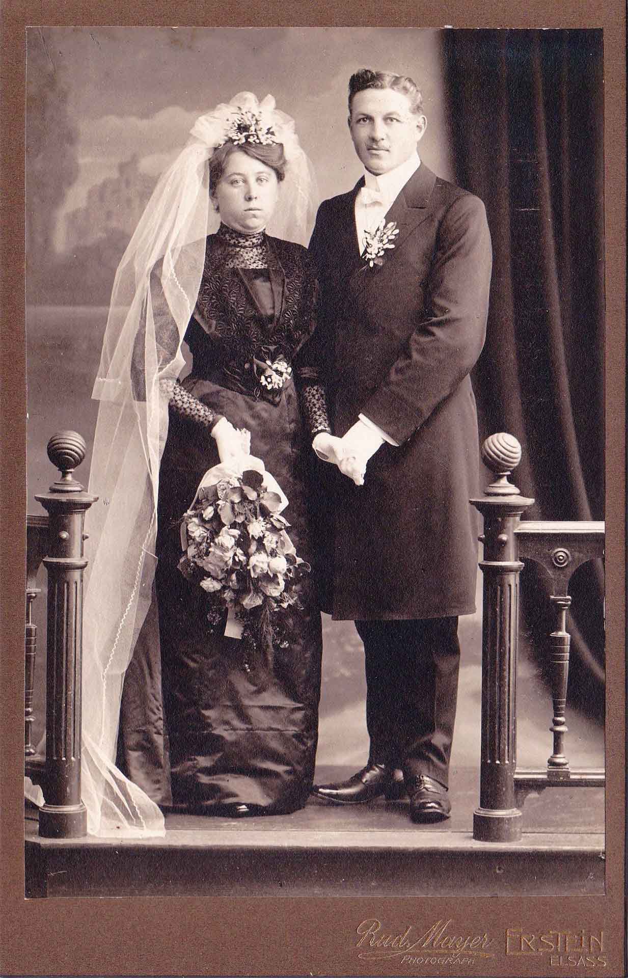 Jeune couple de mariés, vers 1900